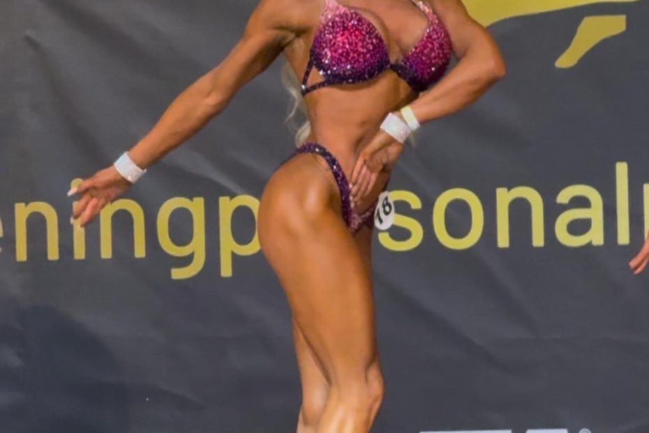 zawodniczka bikini fitness przodem