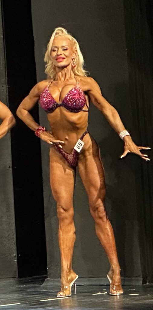 pozowanie zawodniczki bikini fitness front pose
