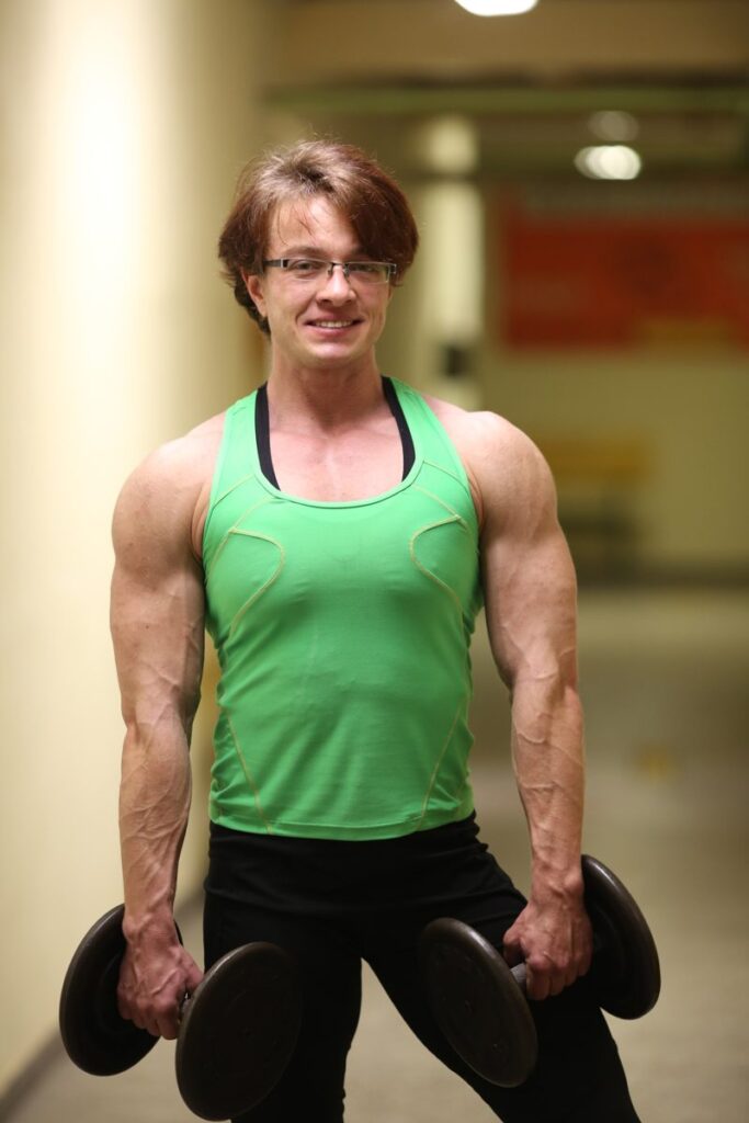 Natalia Warzyńska z hantlami - trening siłowy i cardio na redukcji