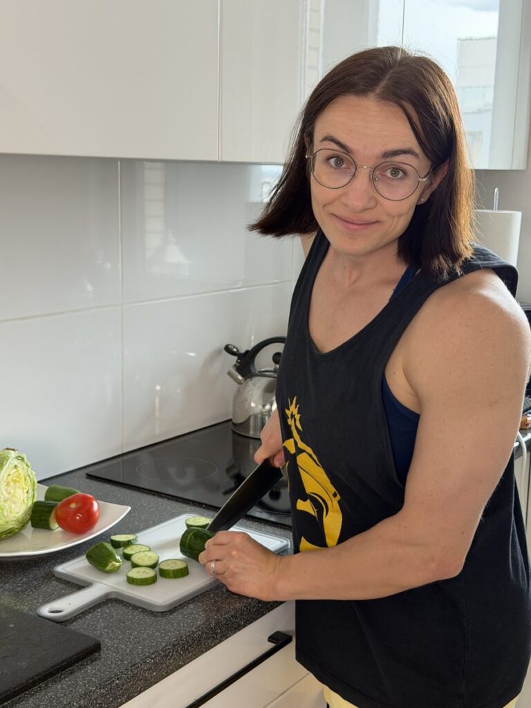 Natalia Warzyńska kroi warzywa - jak nie być głodną na redukcji