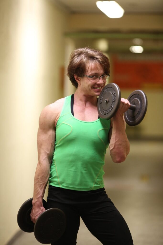 Natalia Warzyńska - uginanie ramion z hantlami, trening FBW